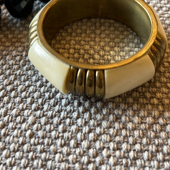 Bundle of costume jewelry. - Picture 2 of 5